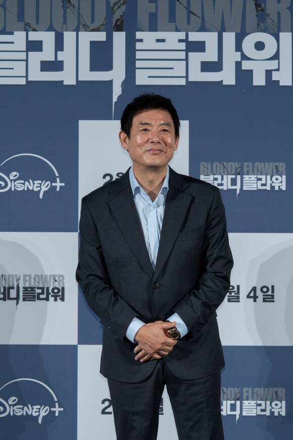 배우 성동일이 디즈니+ 새 시리즈 블러디 플라워에서 연쇄살인범을 변호하는 변호사 박한준을 연기한다. /월트디즈니 컴퍼니 코리아