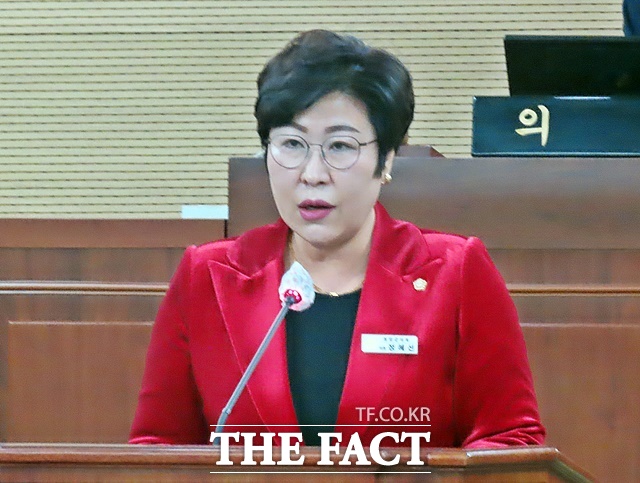 정혜선 청양군의회 의원이 27일 군의회 제317회 임시회 제1차 본회의에서 5분 자유발언을 하고 있다. /김형중 기자