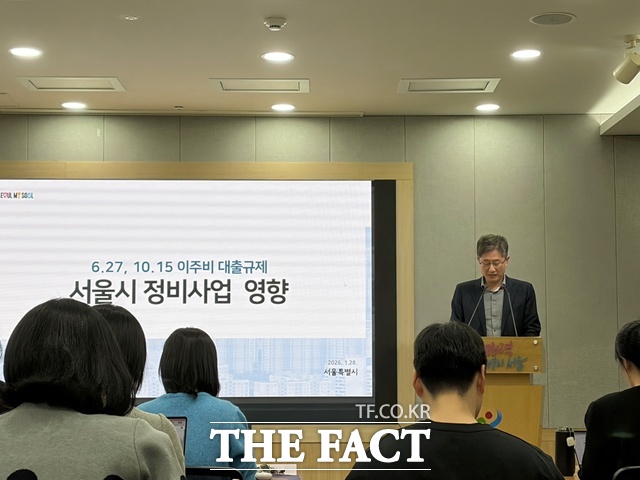최진석 서울시 주택실장은 27일 이주비 대출은 단순한 가계대출이 아니라 주택 공급을 위한 필수 사업비용으로 인식하고 정책 패러다임을 시급히 전환해야 한다고 말했다. /공미나 기자