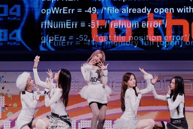 그룹 키키는 무대 위에서 타이트한 칼군무보다 자연스럽고 자유로운 바이브에 더 초점을 맞춘다. 이는 키키의 차별점이 되고 있다./스타쉽엔터테인먼트