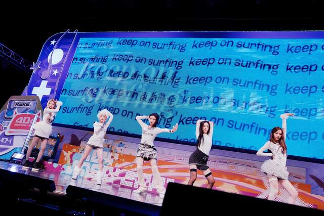 그룹 키키의 하음 지유 키야 이솔 수이(왼쪽부터)가 26일 서울 광진구 예스24라이브홀에서 열린 Delulu Pack 미디어 쇼케이스에서 404 (New Era) 무대를 선보이고 있다./스타쉽엔터테인먼트