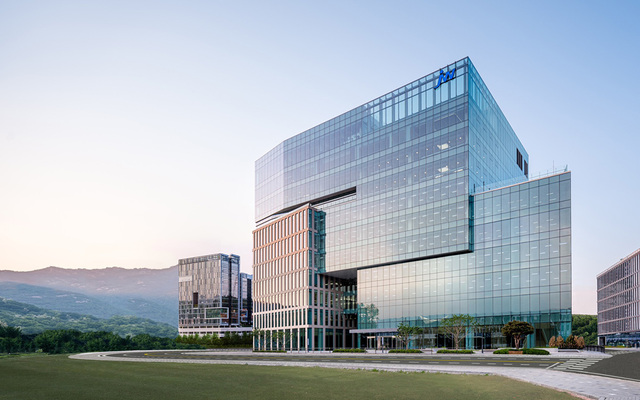 JW중외제약은 최근 정보보호 경영시스템 국제 표준 ISO 27001 재인증을 획득했다고 27일 밝혔다. 사진은 JW중외제약 사옥. /JW중외제약