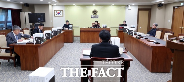 충남도의회 행정문화위원회 소속 의원들이 27일 제363회 임시회 제4차 회의에서 대변인, 청년정책관, 감사위원회 소관 2026년 업무계획 보고를 청취하며 공영방송 중립성과 청년정책 등 핵심 현안을 점검하고 있다. /충남도의회