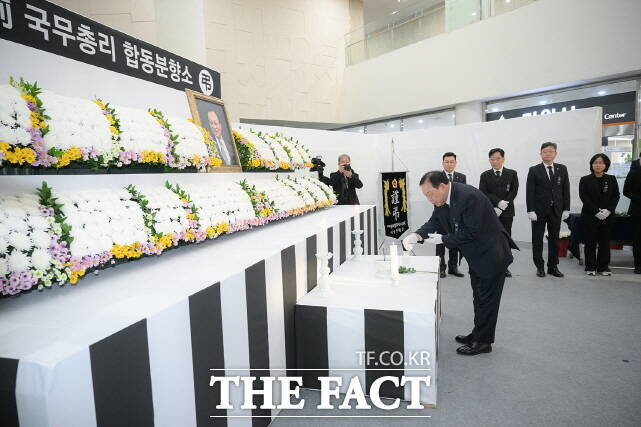 세종시가 27일부터 31일까지 세종시청 1층 로비에 합동분향소를 운영하면서 최민호 세종시장을 비롯한 간부들이 조문을 하고 있다. /세종시