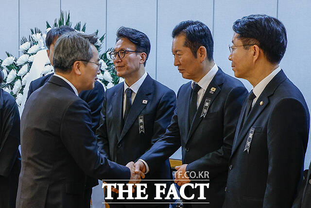 고(故) 이해찬 민주평화통일자문회의 수석부의장의 빈소가 27일 서울 종로구 서울대학교병원 장례식장에 마련된 가운데 김민석 국무총리와 정청래 더불어민주당 대표, 조정식 대통령 정무특별보좌관이 조문을 온 김동연 경기도지사를 맞이하고 있다. /사진공동취재단