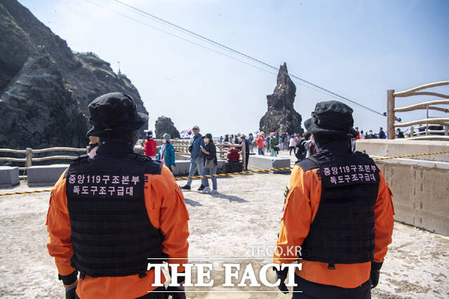 중앙119 구조본부 독도구조구급대가 입도객의 안전을 위해 근무하고 있다. /울릉군