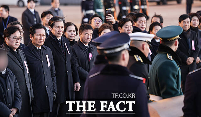 우원식 국회의장, 정청래 더불어민주당 대표 등이 이 수석부의장을 영접하며 침통한 표정을 짓고 있다. /공항사진기자단