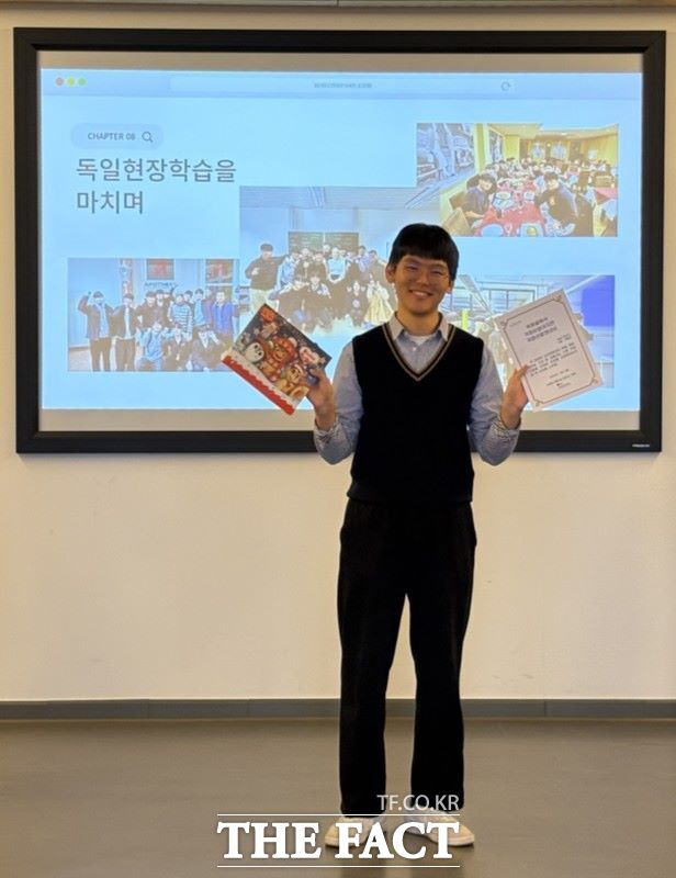 독일 글로벌 대기업 립헬 그룹에 취업이 확정된 충남기계공고 전기과 박종원 학생이 기념 촬영을 하고 있다. /대전교육청