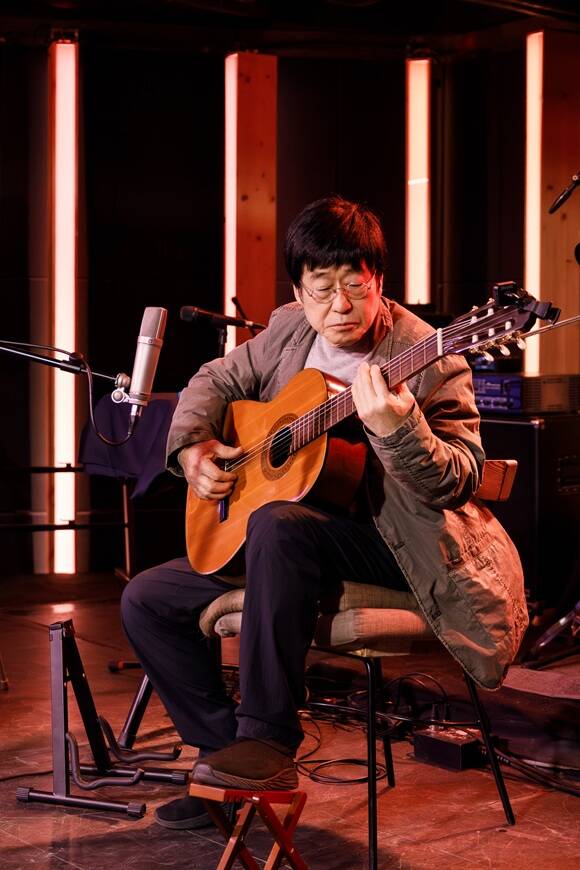 김창완은 이날 간담회에서 신곡 Seventy를 비롯해 8곡을 현장에서 라이브로 연주했다./뮤직버스