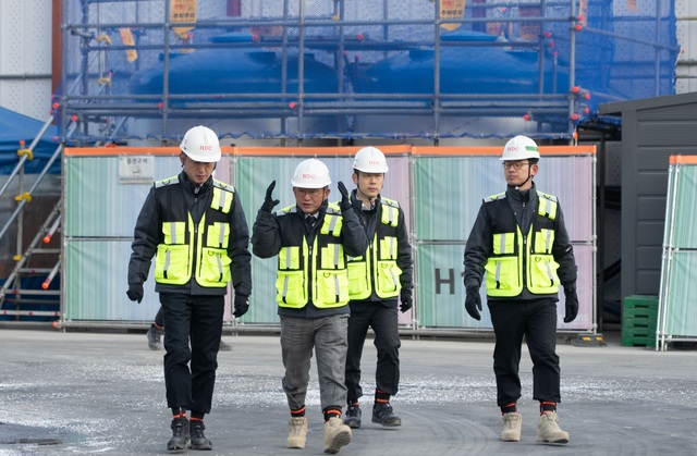 HDC현대산업개발은 27일 서울원 아이파크 현장에서 올해 첫 안전·품질 경영 선포식을 개최했다. 사진 좌측부터 양승철 CSO, 정경구 대표이사. /HDC현대산업개발