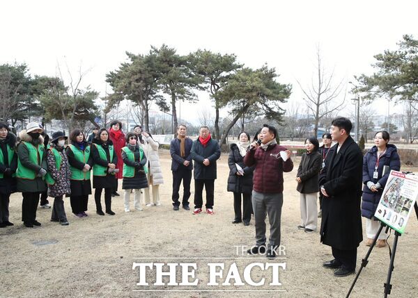 서철모 대전시 서구청장이 26일 월평3동 우리동네, 소통투어 행사를 진행했다. /대전시 서구