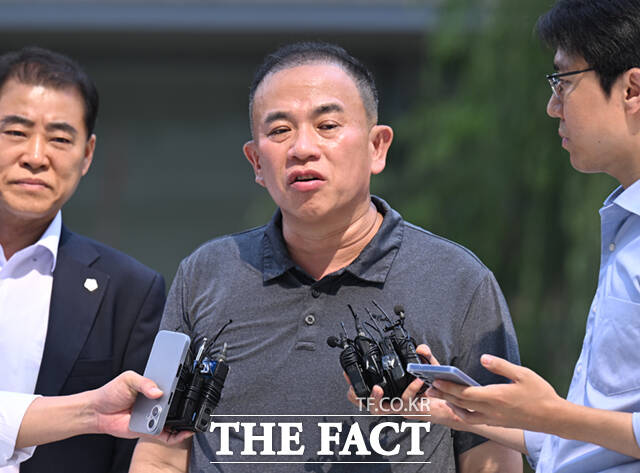 윤석열 전 대통령 부부 공천 개입 의혹을 받는 명태균 씨가 지난해 8월 1일 오전 서울 종로구 KT광화문빌딩 웨스트에 마련된 김건희 여사 관련 의혹 수사 중인 민중기 특별검사팀 사무실로 출석하고 있다./이새롬 기자