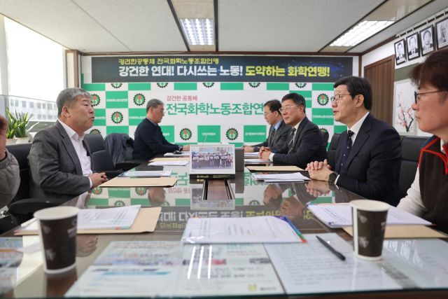 산업 발전을 위한 약가제도 개편 비상대책위원회(비대위)와 한국노동조합총연맹(한국노총)이 27일 서울 여의도 한국노총에서 만나 정부의 약가 개편안에 공동 대응하기로 했다. /한국제약바이오협회