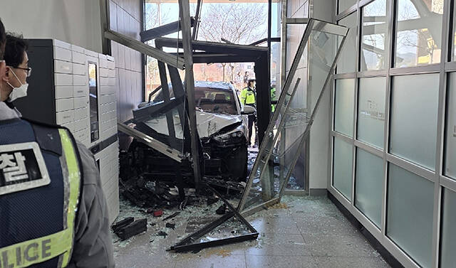 27일 오후 12시 57분쯤 김천시 율곡동에 위치한 도서관 1층 출입구로 투싼 SUV 차량이돌진해 50대 남성 2명이 다쳐 병원으로 옮겨졌다. /경북소방본부