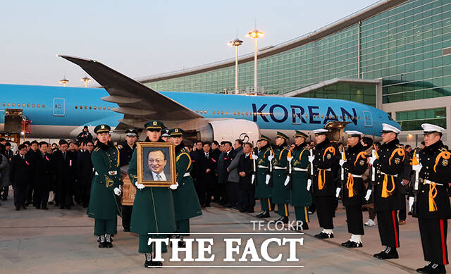 빈소가 마련된 서울대학교병원 장례식장으로 운구. /공항사진기자단