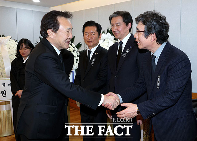 손학규 전 바른미래당 대표가 27일 서울 종로구 서울대학교병원 장례식장에 마련된 이해찬 민주평화통일자문회의 수석부의장의 빈소를 찾아 유시민 전 노무현재단 이사장과 인사하고 있다. /사진공동취재단