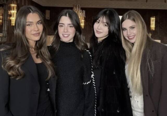 이강인의 연인으로 알려진 박상효 씨(왼쪽에서 3번째)가 PSG 관련 인물들과 사진을 촬영하고 있다. /안젤리나 자바르니 인스타그램