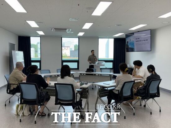 경기 고양시의 청년 공간인 내일꿈제작소가 운영하는 창업 컨설팅 프로그램이 진행되고 있는 모습. /고양시