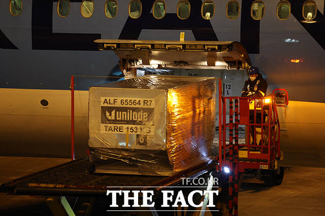 이날 오전 6시 53분께 대한항공 편으로 인천공항에 도착한이해찬 민주평화통일자문회의 수석부의장의 유해. /공항사진기자단