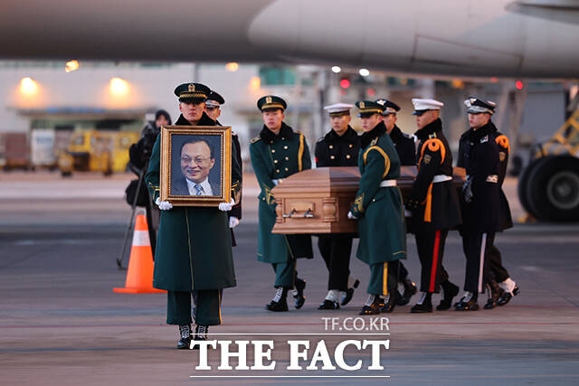 고국에 도착한 이해찬 민주평화통일자문회의 수석부의장의 유해. /공항사진기자단
