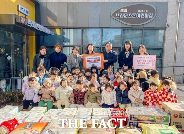 대덕브라운스톤어린이집 교직원 및 어린이들이 27일 회덕동 이웃 사랑 실천을 위한 생활 필수품 기탁식을 마친 후 기념 촬영을 하고 있다. /대덕구