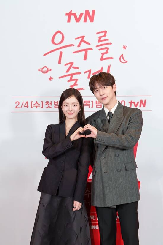 배우 노정의(왼쪽)와 배인혁이 tvN 새 수목드라마 우주를 줄게로 호흡을 맞춘다. /tvN