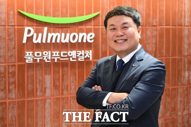 이동훈 풀무원푸드앤컬처 대표가 26일 서울 송파구 풀무원푸드앤컬처 사옥에서 더팩트와 인터뷰를 앞두고 사진촬영을 하고 있다. /남윤호 기자