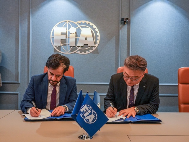 WLSKS 23일(현지시간) 영국 런던에서 열린 한국타이어-FIA 공식 글로벌 파트너십 체결식에서 박종호 한국타이어 유럽본부장(부사장·오른쪽)과 모하메드 벤 술라엠 국제자동차연맹(FIA) 회장이 협약서에 서명하고 있다. /한국타이어