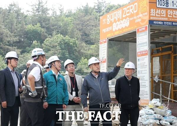 대전시 서구는 2026년 건설현장 종합 안전점검 추진계획을 수립해 연중 체계적인 안전 점검을 실시한다. 사진은 지난해 5월 서철모 서구청장과 관계자들이 월평한화포레나 건설 현장을 점검하고 있는 모습. /대전시 서구