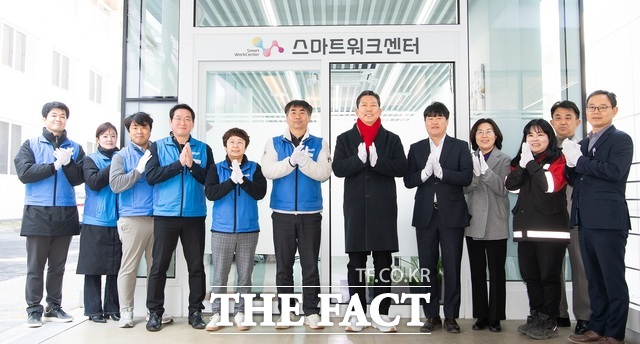 경북 구미시가 27일 김장호 시장과 공무원들이 참삭한 가운데 시청 내 마련된 스마트워크센터 개소식을 열고 본격적인 운영에 들어갔다. /구미시