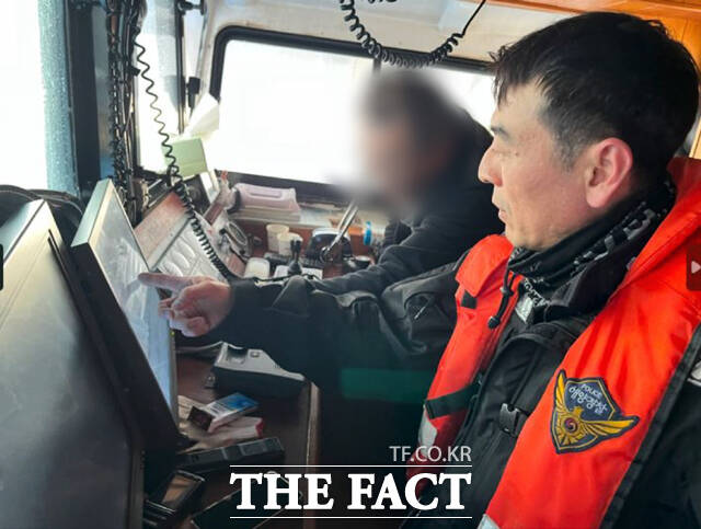 동해해경이 무허가 AIS 사용 어선 대상 검문검색을 실시하고 있다. 무허가 AIS 사용 선박 적발 당시 현장 모습 /동해해경