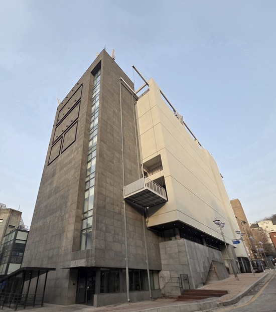 놀유니버스가 대한민국 공연문화 메카 대학로에서 최대 규모를 자랑하는 공연장 NOL 씨어터 대학로를 개관한다. /놀유니버스