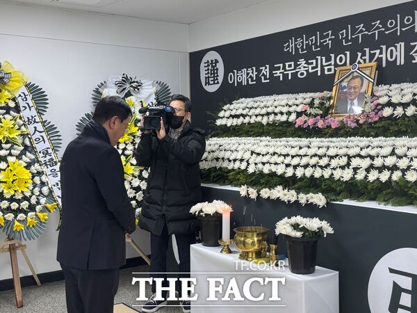 이은권 국민의힘 대전시당위원장이 27일 故 이해찬 전 국무총리의 분향소를 찾아 고인의 명복을 빌었다. /국민의힘 대전시당