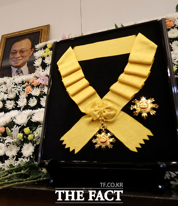 27일 오후 서울 종로구 서울대학교병원 장례식장에 마련된 고 이해찬 민주평화통일자문회의 수석부의장의 빈소에 국민훈장 무궁화장이 놓여 있다. /사진공동취재단