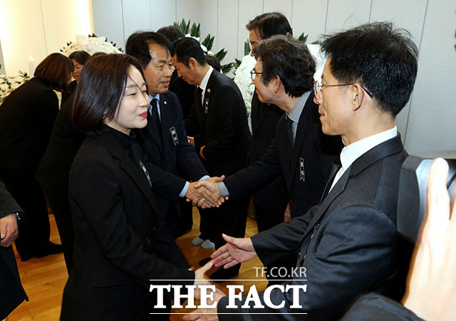 김재연 진보당 상임대표와 윤종오 원내대표가 27일 서울 종로구 서울대학교병원 장례식장에 마련된 이해찬 민주평화통일자문회의 수석부의장의 빈소를 찾아 조문하고 있다. /사진공동취재단