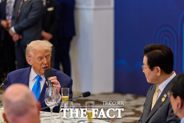 청와대는 27일 도널드 트럼프 대통령의 관세 인상 언급에 대해 여러 채널을 통해 확인 중이라는 입장을 밝혔다. 이재명 대통령이 2025년 10월 29일 경북 경주 힐튼호텔 그랜드볼룸에서 주최한 정상 특별만찬에서 트럼프 대통령의 발언을 듣고 있다. /대통령실