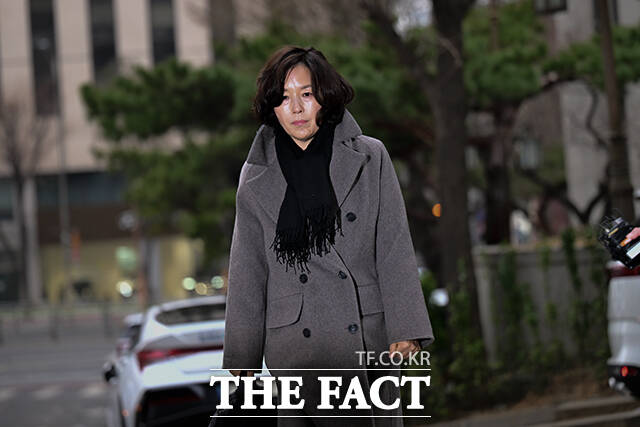 강선우 무소속 의원 측에 공천 헌금 1억 원을 건넨 의혹을 받는 김경 서울시의원이 18일 오전 서울 마포구 서울경찰청 공공범죄수사대에 피의자 신분으로 출석하고 있다. /남윤호 기자