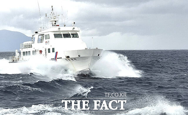 독도 현장 행정과 관리 지원을 담당하는 독도평화호. /더팩트 DB