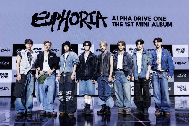 알파드라이브원은 경연을 통해 이미 멤버 개개인의 서사, 무대 경험이 데뷔 시점부터 축적돼 있고 퍼포먼스, 팀워크, 콘셉트 소화력에서 신인 특유의 시행착오가 거의 보이지 않는다. 사진은 데뷔 쇼케이스 당시 모습. /웨이크원