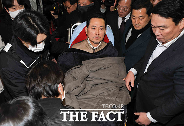 국민의힘이 '쌍특검(통일교·공천 헌금)' 수용을 촉구하며 대여 투쟁에 모든 당력을 집중하고 있다. 사진은 장동혁 국민의힘 대표가 지난 22일 서울 여의도 국회에서 단식을 중단하고 병원으로 이송되고 있는 모습. /배정한 기자