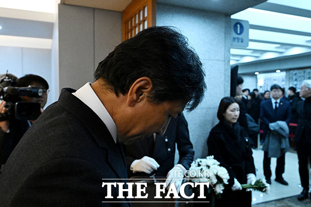 안희정 전 충남지사가 27일 서울 종로구 서울대학교병원 장례식장에 마련된 이해찬 민주평화통일자문회의 수석부의장의 빈소를 조문한 후 퇴장하고 있다. /사진공동취재단