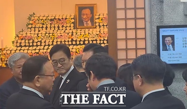 27일 아침 오승혁의 현장은 서울 종로구 서울대병원 장례식장에 마련된 이해찬 전 국무총리의 빈소를 찾았다. 유시민 작가(사진 중앙)이 흐느끼며 눈물을 닦자 우원식 국회의장, 정청래 더불어민주당 당대표 등이 위로하고 있다. /서울대병원=오승혁 기자