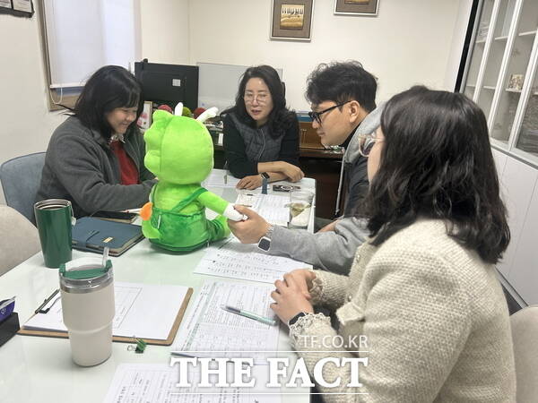 충남 계룡시 노인복지관 직원들이 AI 돌봄인형을 활용한 비대면 말동무 서비스 지원사업 회의를 진행하고 있다. /계룡시