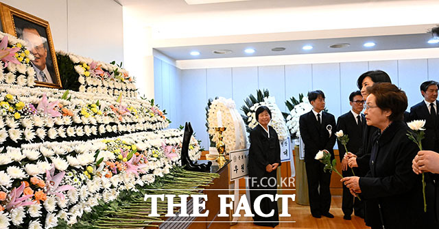 권양숙 여사가 27일 서울 종로구 서울대학교병원 장례식장에 마련된 이해찬 민주평화통일자문회의 수석부의장의 빈소를 조문하고 있다. /사진공동취재단