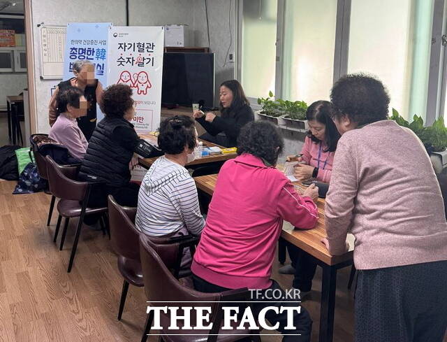 읍내4~6통 경로당 마을주민을 대상으로 사전 혈압·혈당수치를 측정하는 모습. /아산시보건소