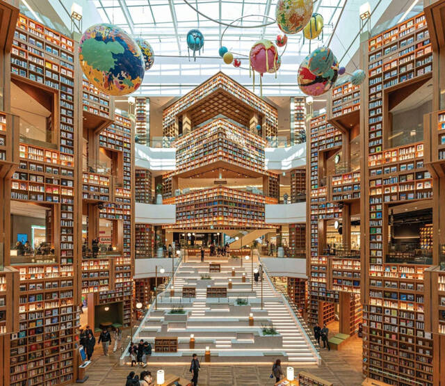 대우건설은 공간 브랜딩 전문 기업 글로우서울(GlowSeoul)과 협업을 추진해 세대 인테리어 공간의 차별화에 나선다고 27일 밝혔다. 사진은 스타필드 수원 별마당 도서관. /대우건설