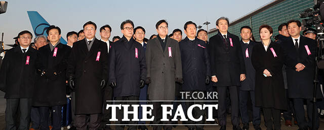 김민석 국무총리와 우원식 국회의장, 정청래 더불어민주당 대표 등이 이 수석부의장의 운구를 지켜보고 있다. /공항사진기자단