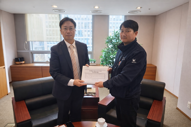 지난 26일 한국항공우주산업(KAI) 노동조합 관계자가 이동훈(왼쪽) 한국수출입은행 부행장에게 전 직원 청원서를 전달하고 있다. /KAI 노조