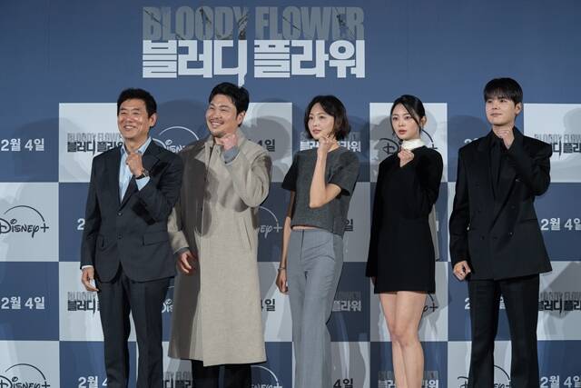 배우 성동일 신승환 금새록 정소리 려운(왼쪽부터)이 디즈니+ 새 시리즈 블러디 플라워로 함께 호흡을 맞춘 가운데, 치열한 심리전을 보여줄 예정이다. /월트디즈니 컴퍼니 코리아