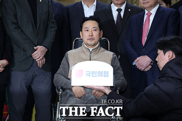 장동혁 국민의힘 대표가 27일 도널드 트럼프 미국 대통령의 관세 인상 발표와 관련해 이재명 대통령의 직접적인 외교 결단을 촉구했다. 사진은 장 대표가 국회 로텐더홀에서 22일 낮 8일째 이어간 단식을 종료하며 입장을 밝히고 있는 모습. /배정한 기자